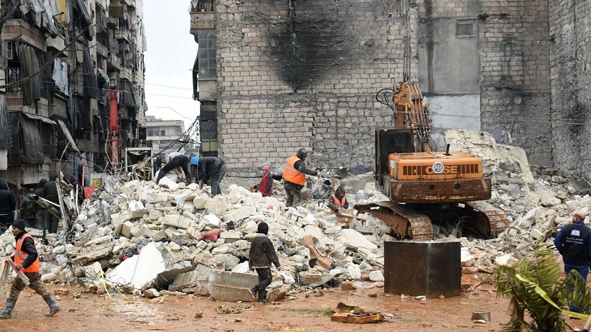 Строительная техника во время разбора завалов разрушенного в результате землетрясения жилого дома в сирийском Алеппо - РИА Новости, 1920, 28.02.2023