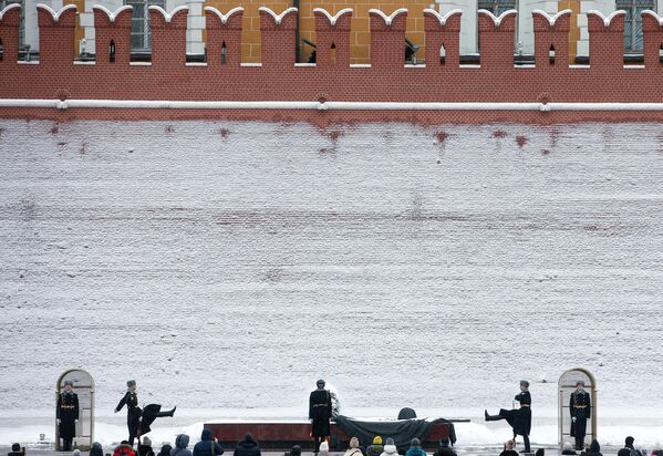 Военнослужащие роты почетного караула Президентского полка РФ у Вечного огня на Могиле Неизвестного Солдата у стен Московского Кремля