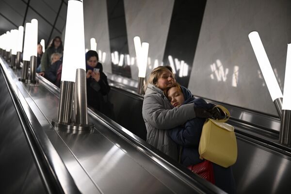 Пассажиры на эскалаторе станции Воронцовская Большой кольцевой линии московского метро