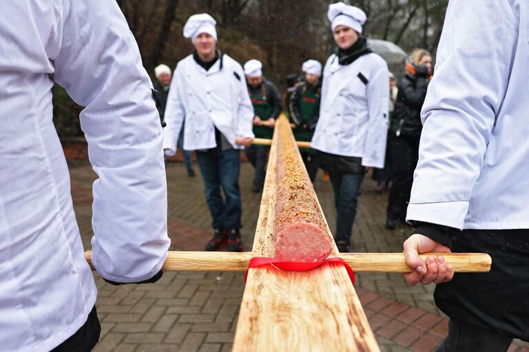 Участники фестиваля Сказки старого города (праздник длинной колбасы) на территории королевских ворот в Калининграде