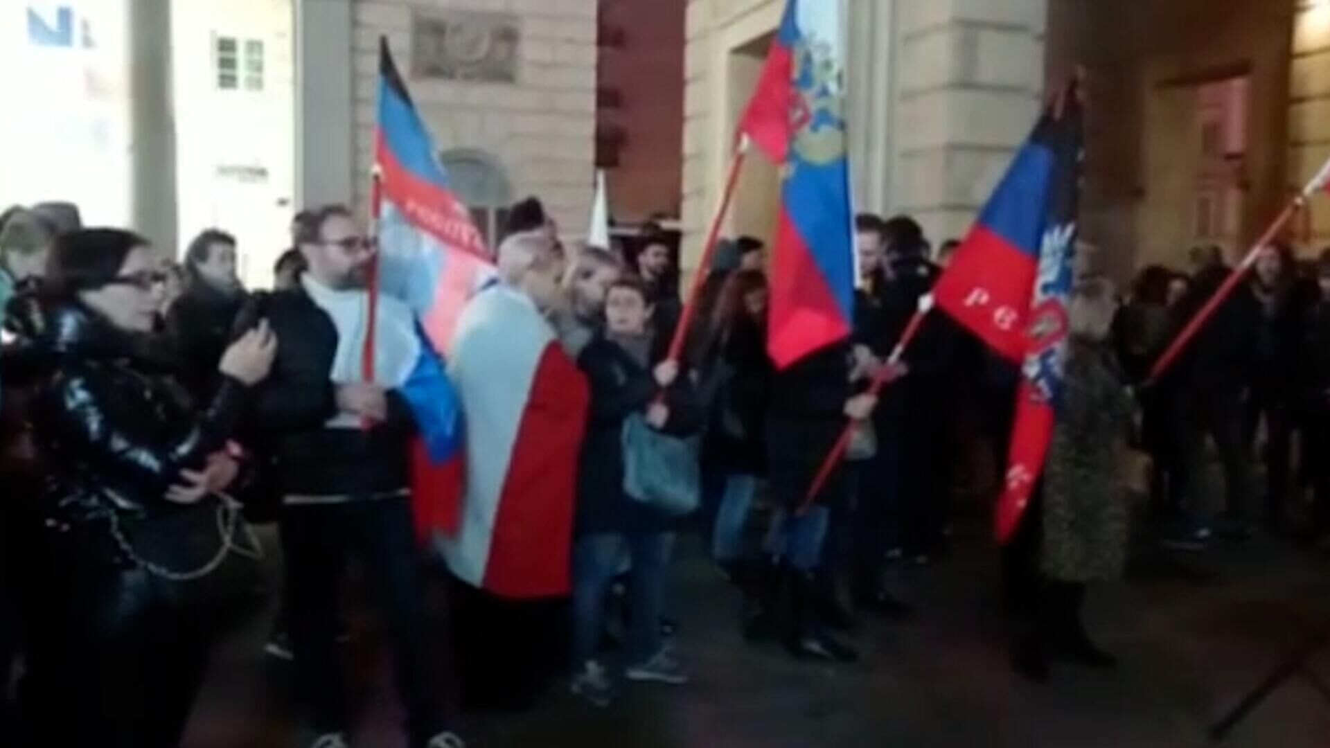 Митинги в поддержку Донбасса в городах Франции и Испании - РИА Новости, 1920, 26.02.2023