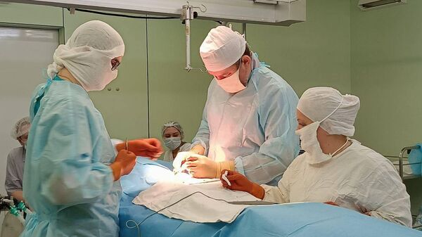 Хирурги детской больницы Нижневартовска во время операции по удалению опухоли у 15-летней пациентки