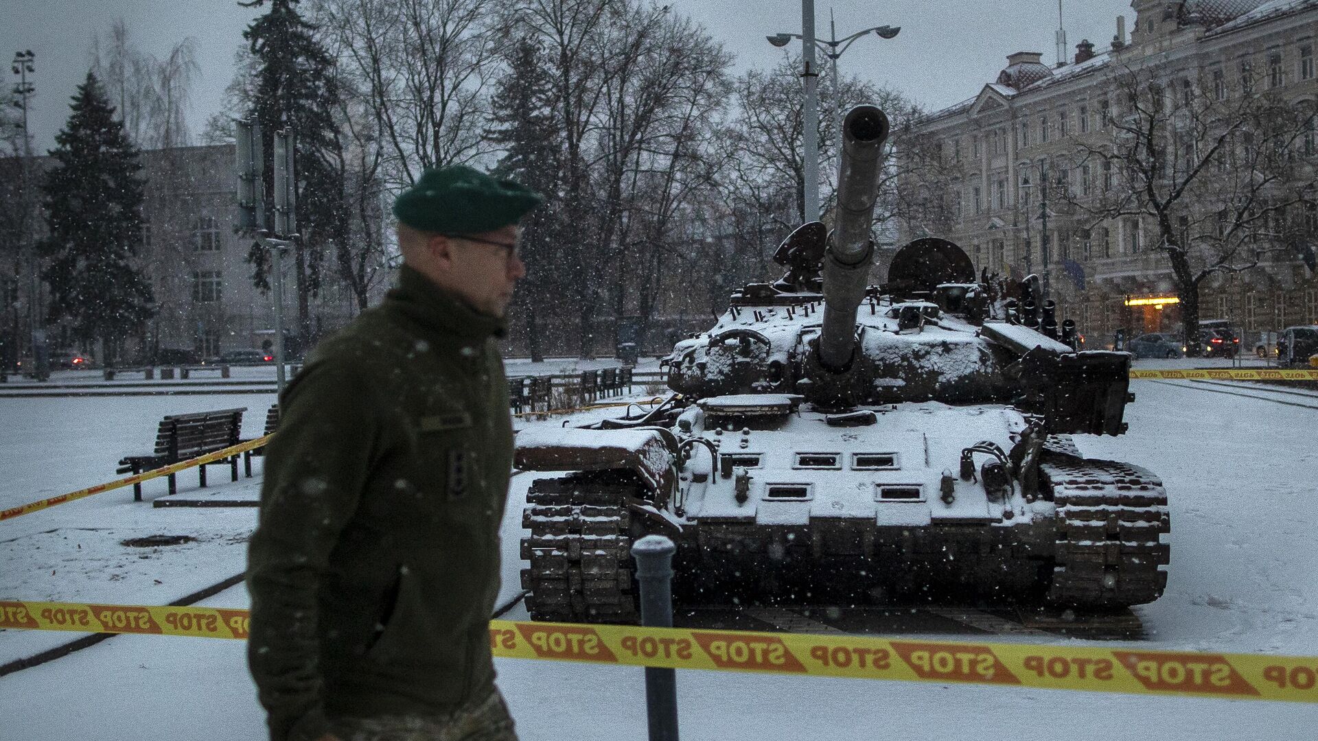 Литовский военный у танка, установленного на Соборной площади в Вильнюсе - РИА Новости, 1920, 27.02.2023