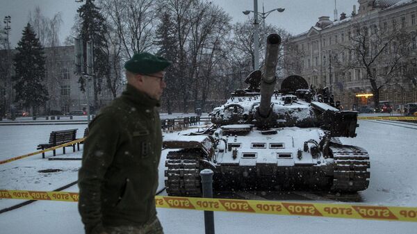 Литовский военный у танка, установленного на Соборной площади в Вильнюсе