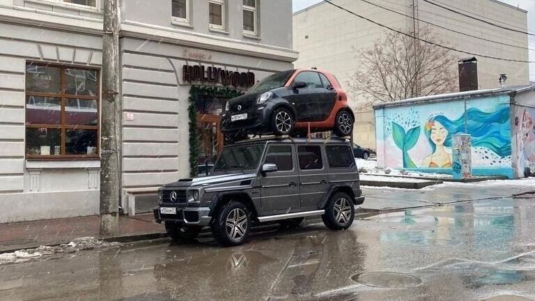 Автомобиль Smart на крыше автомобиля Gelandewagen в Ростове-на-Дону - РИА Новости, 1920, 28.02.2023