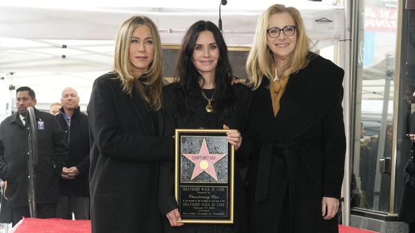Дженнифер Энистон, Кортни Кокс и Лиза Кудроу на церемонии вручения Кортни Кокс звезду на Аллее славы в Голливуде