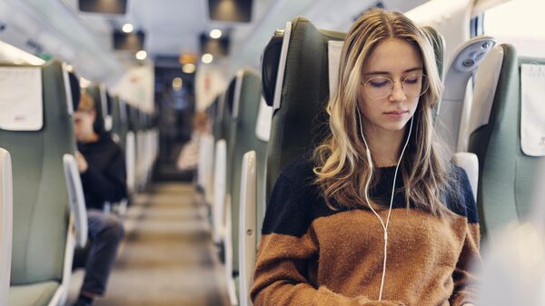 Девушка читает книгу в поезде
