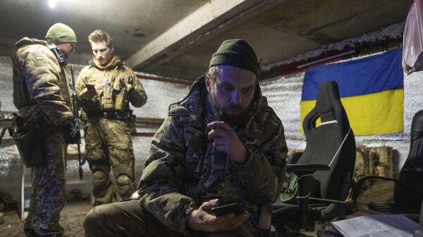 Украинские военнослужащие морской пехоты в укрытии