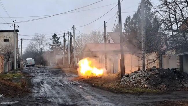 Разминирование лепестков в Петровском районе Донецка