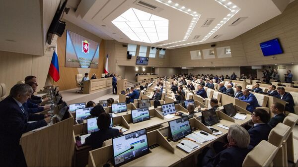 Депутаты на сессии Государственного Совета Республики Крым