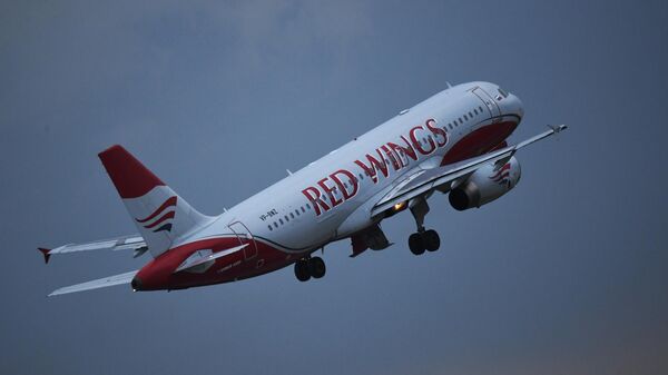 Самолет Airbus A320-232 авиакомпании Red Wings в небе