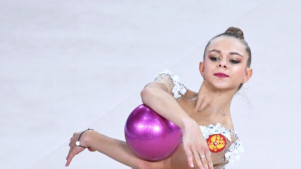 Попова победила в упражнении с мячом на Играх БРИКС