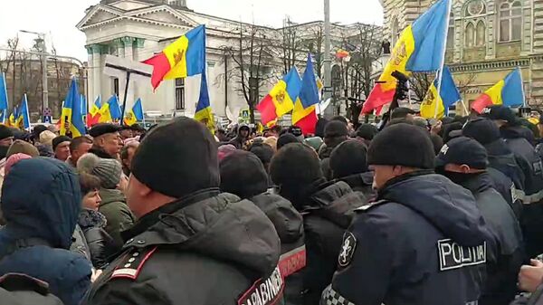 Движущуюся колонну митингующих в Кишиневе заблокировала полиция
