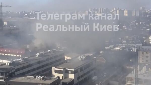 Дым на месте пожара в Киеве