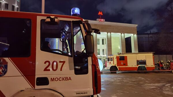 Оперативные службы у станции метро Спортивная, где произошло возгорание вагона поезда