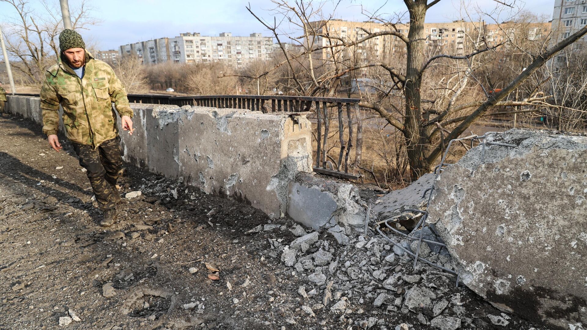 Поврежденный мост в Кировском районе Донецка в результате прямого попадания снаряда после обстрела со стороны ВСУ - РИА Новости, 1920, 14.03.2023