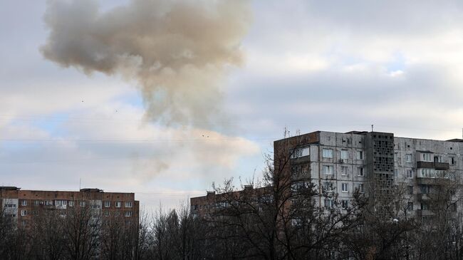 Дым в Донецке после обстрела со стороны ВСУ (Архивное фото)