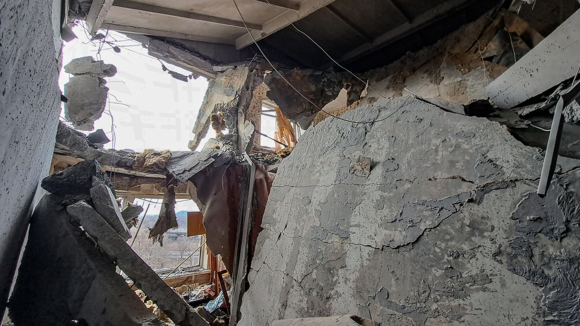 Разрушения в жилом доме в Донецке после обстрела со стороны ВСУ - РИА Новости, 1920, 06.03.2023