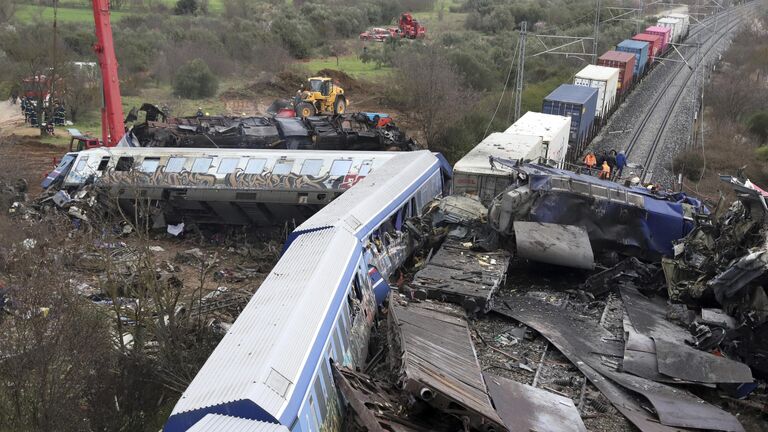 На месте столкновения грузового и пассажирского поездов в Темпи, Греция
