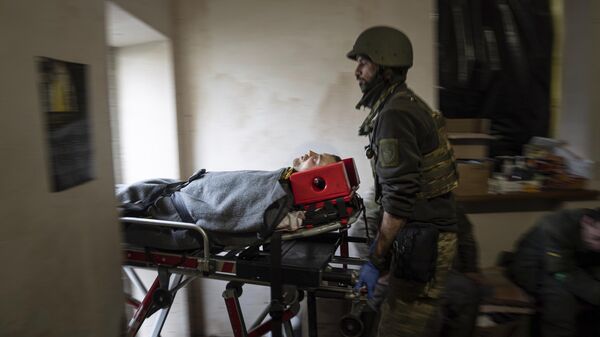 Медик и раненый украинский военный в районе Артемовска