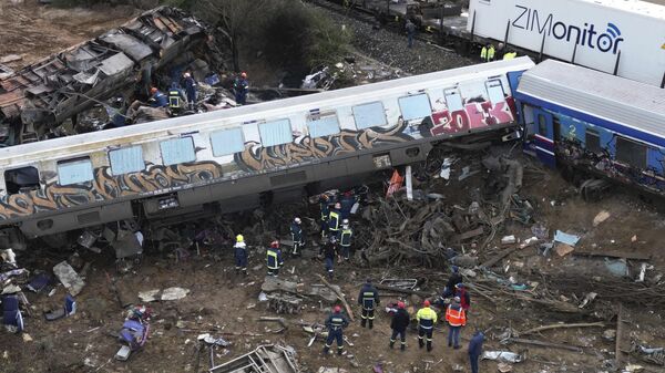 На месте столкновения грузового и пассажирского поездов в Темпи, Греция