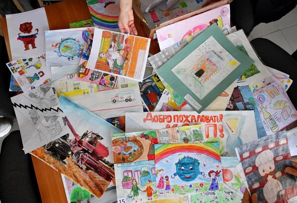 Рисунки участников конкурса детского рисунка Потребительская кооперация глазами детей в Центральной библиотеке города Энергодара