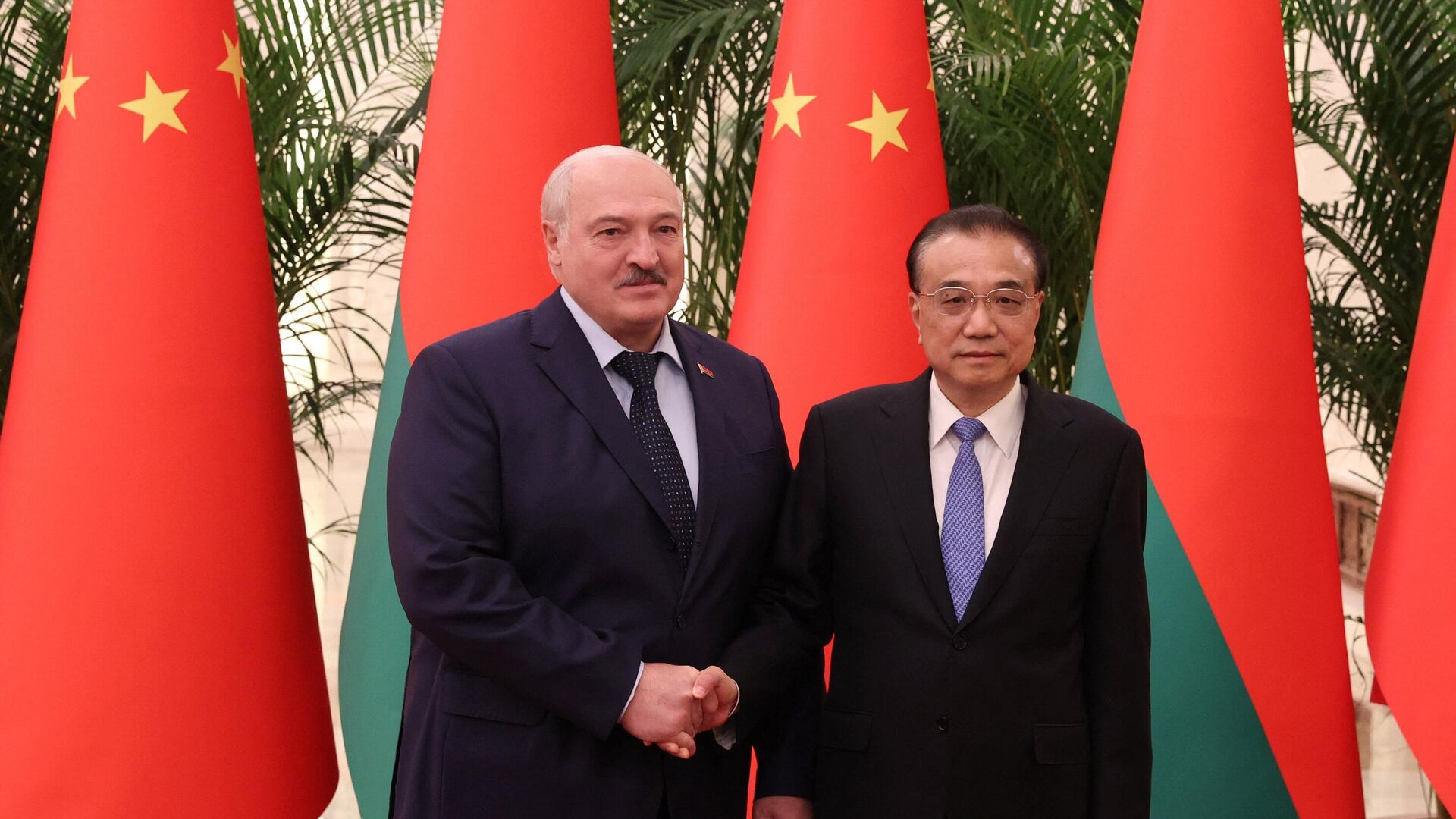 Президент Белоруссии Александр Лукашенко и премьер-министр Китая Ли Кэцян во время встречи в Пекине, 1 марта 2023 года - РИА Новости, 1920, 01.03.2023