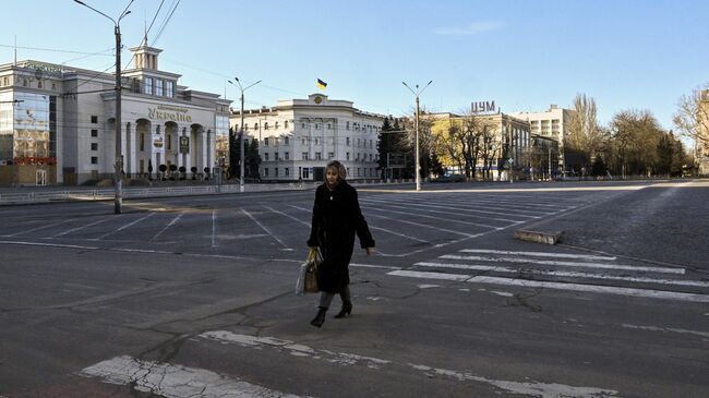 Женщина на центральной площади Херсона