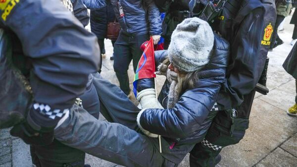 Полицейские уносят активистку Грету Тунберг с места акции протеста в Осло