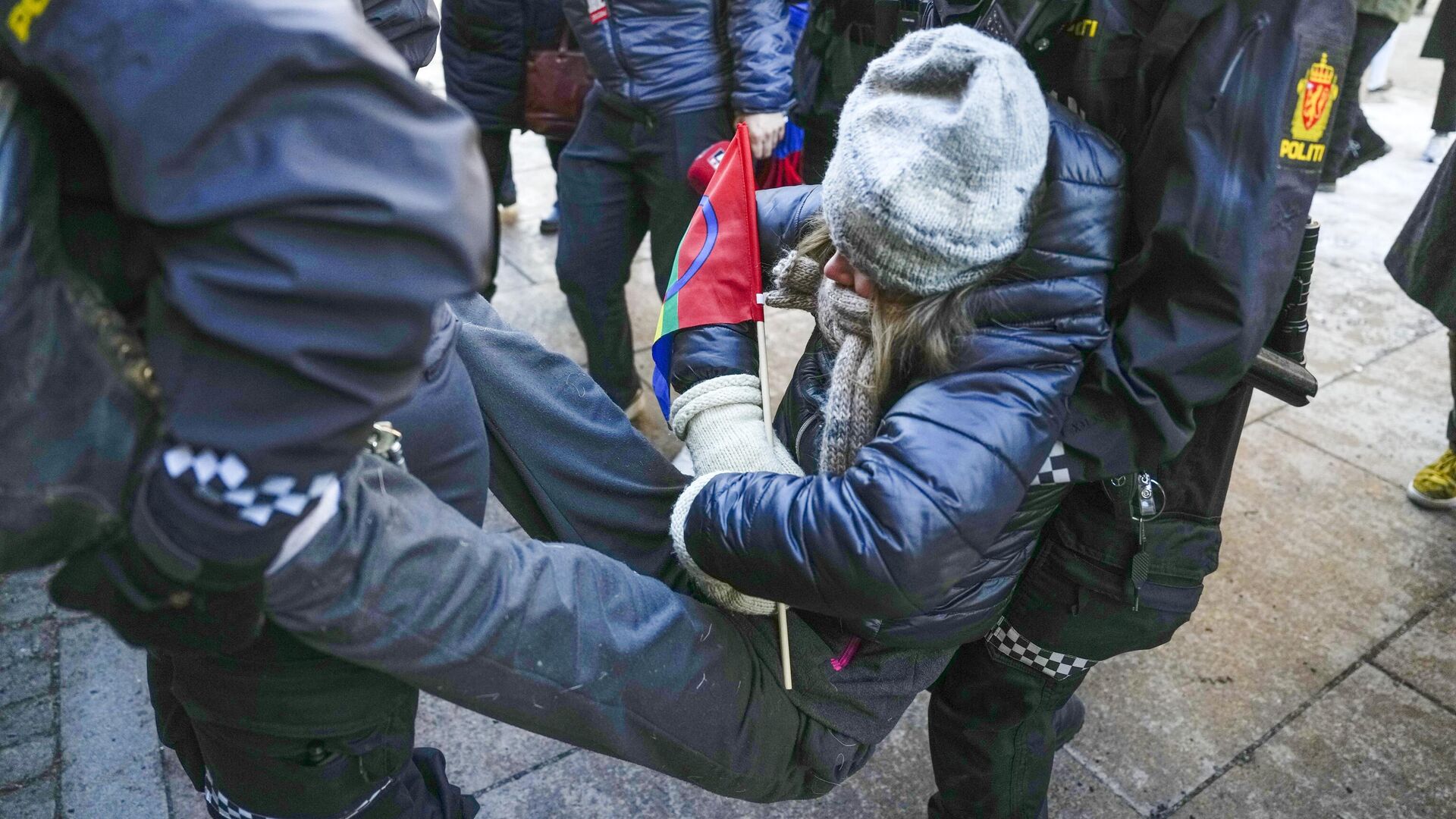 Полицейские уносят активистку Грету Тунберг с места акции протеста в Осло - РИА Новости, 1920, 01.03.2023