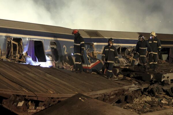 Пожарные на месте столкновения грузового и пассажирского поездов в Темпи, Греция