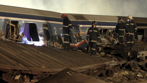 Пожарные на месте столкновения грузового и пассажирского поездов в Темпи, Греция