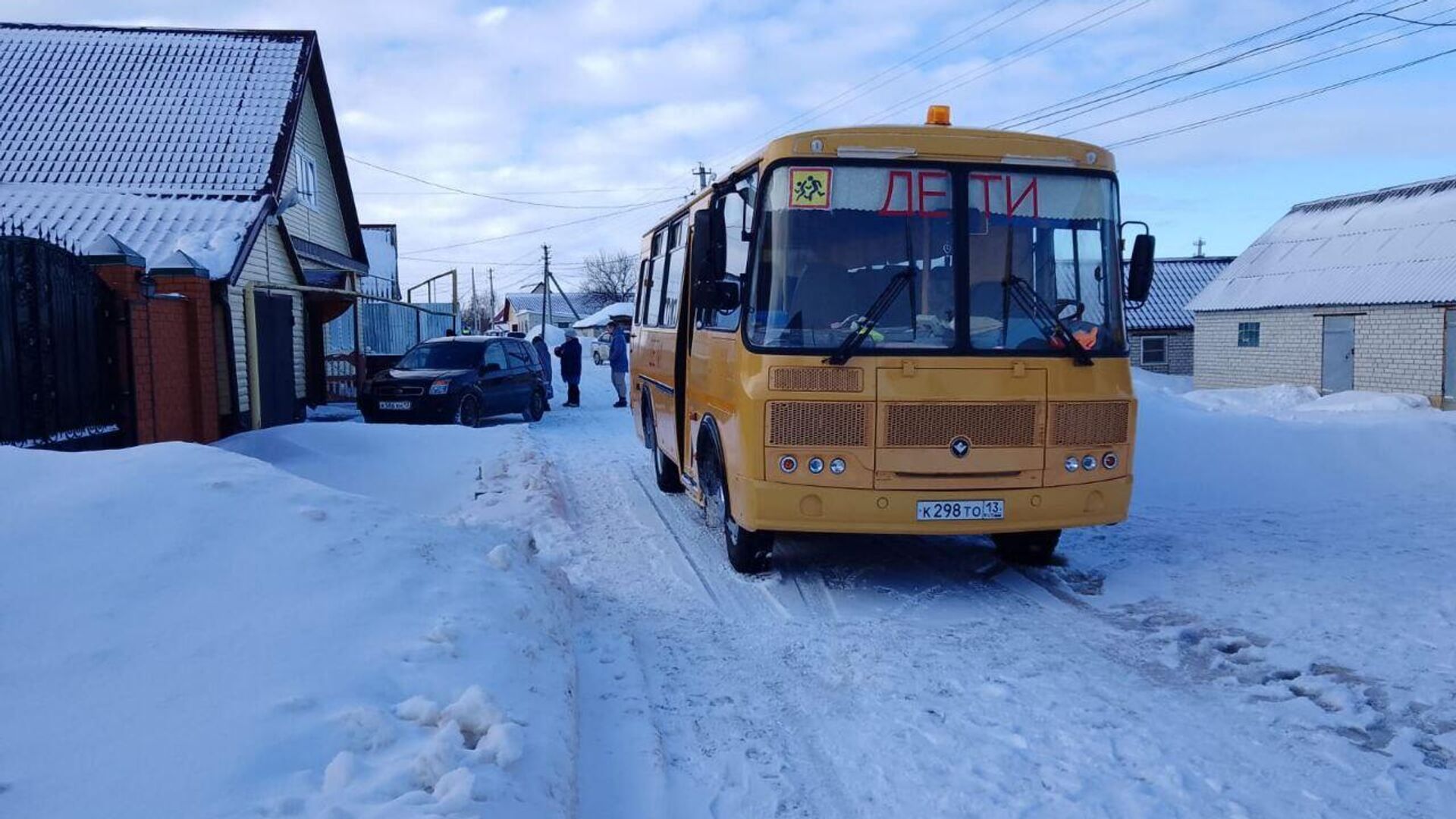 Школьный автобус на улице Луговой в деревне Лаушки, Мордовия - РИА Новости, 1920, 01.03.2023