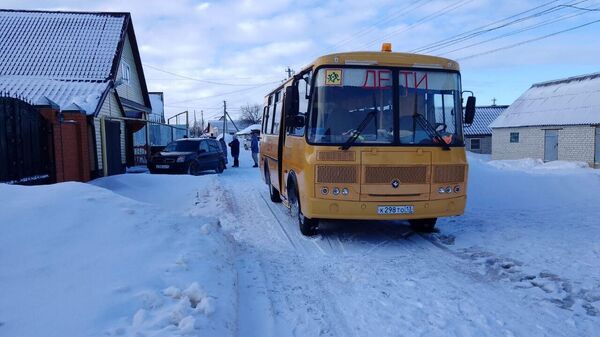 Школьный автобус на улице Луговой в деревне Лаушки, Мордовия