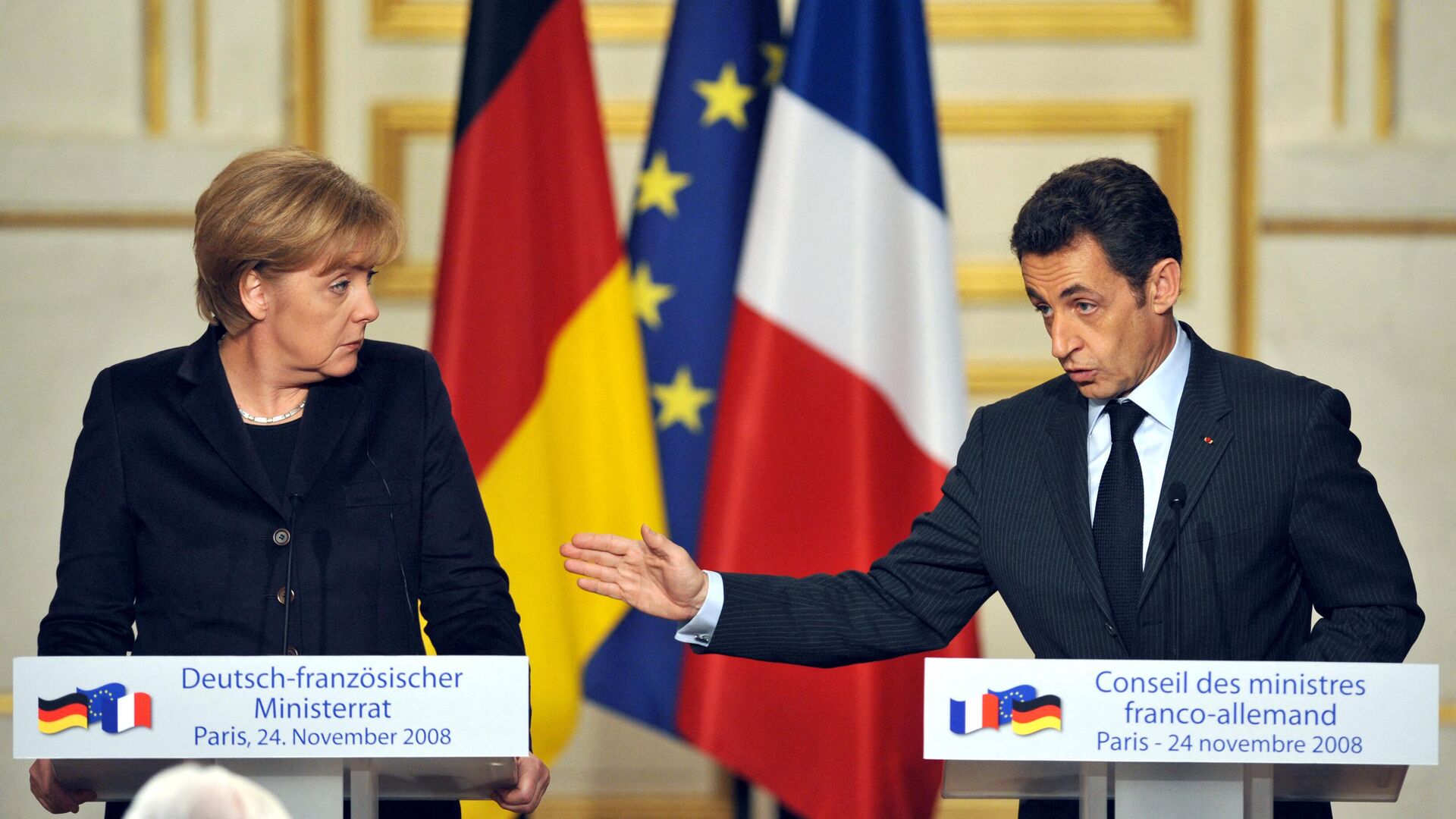 Канцлер ФРГ Ангела Меркель и президент Франции Николя Саркози во время встречи в Париже - РИА Новости, 1920, 01.03.2023