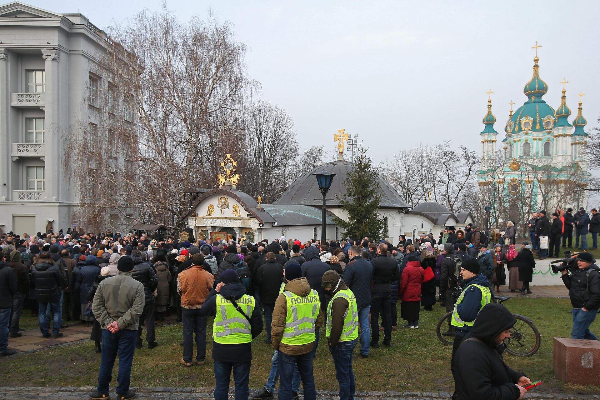 Верующие во время молебна в защиту Владимиро-Ольгиевского храма Десятинного монастыря в Киеве. Члены группировки С14 провели акцию с требованием сноса храма Украинской православной церкви Московского патриархата, расположенной возле Десятинной церкви в центре Киева - РИА Новости, 1920, 15.09.2023