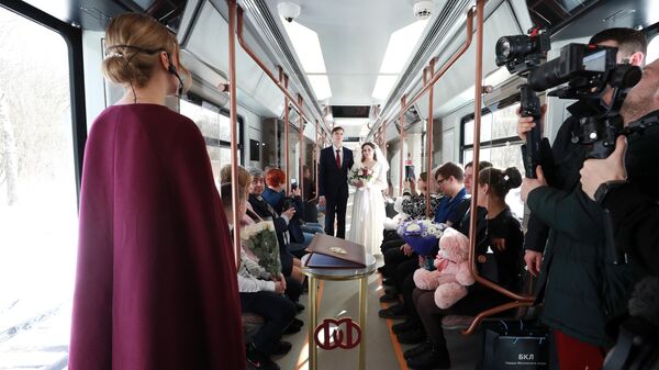 Молодожены на церемонии регистрации брака в вагоне поезда, курсирующего по Большой кольцевой линии московского метро