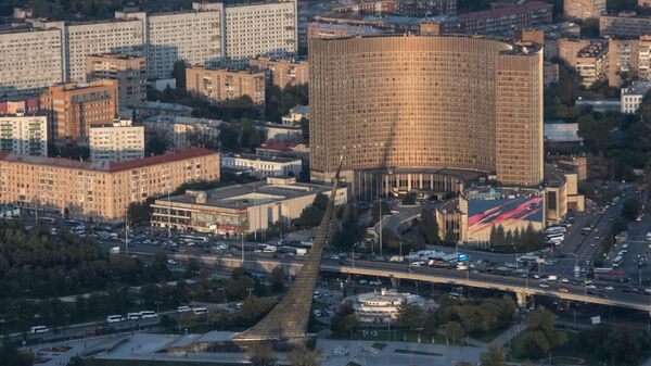 Вид со смотровой площадки Останкинской телебашни на гостиницу Космос и монумент Покорителям космоса