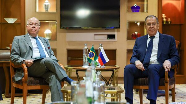 Глава МИД Бразилии Мауру Виейра и министр иностранных дел РФ Сергей Лавров перед переговорами на полях министерской встречи G20 в Нью-Дели. 1 марта 2023