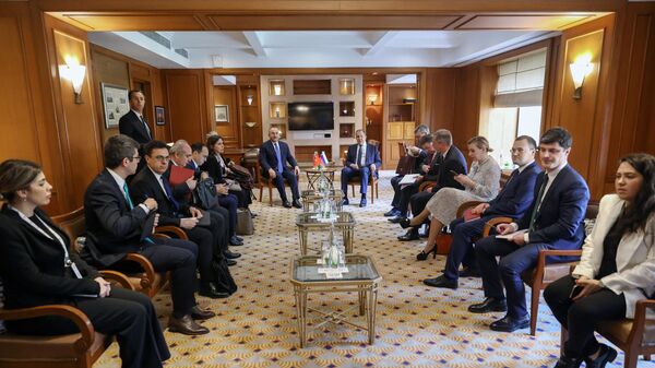 Министр иностранных дел Турции Мевлют Чавушоглу и министр иностранных дел РФ Сергей Лавров на переговорах на полях министерской встречи G20 в Нью-Дели. 1 марта 2023