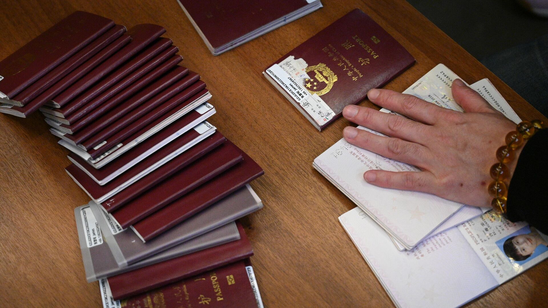 Паспорта граждан Китая - РИА Новости, 1920, 10.08.2023