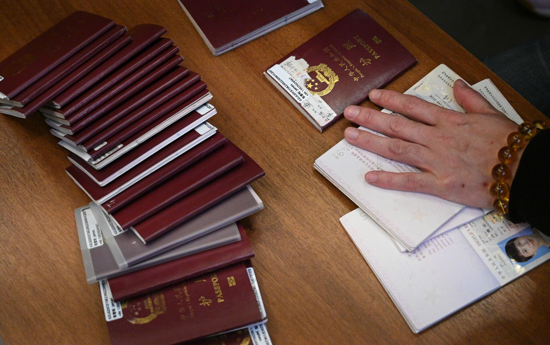 Паспорта граждан Китая, находящихся в туристической поездке в Москве - РИА Новости, 1920, 01.03.2023