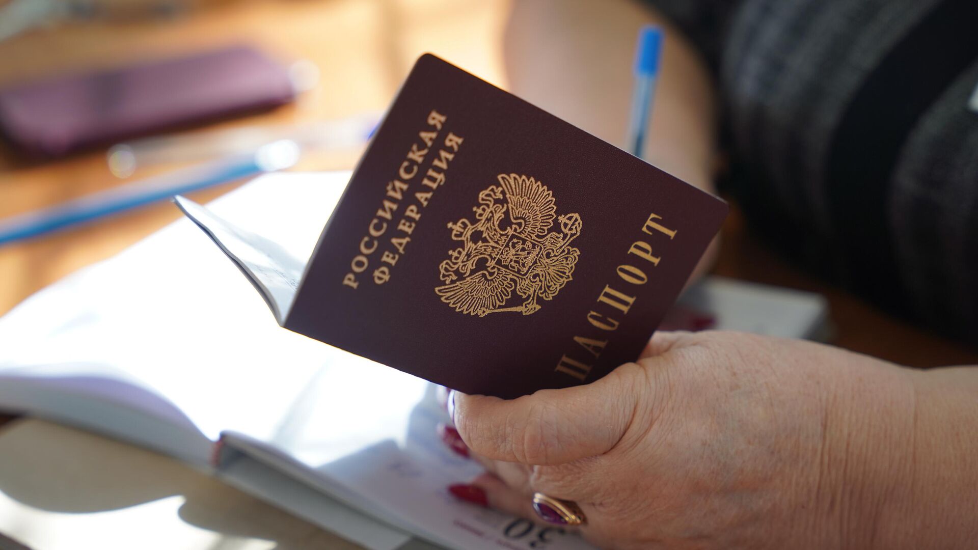 Около половины россиян гордятся своим гражданством, показал опрос - РИА  Новости, 17.04.2023