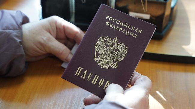 Посетитель с российским паспортом в Управлении пенсионного фонда ДНР в Донецке