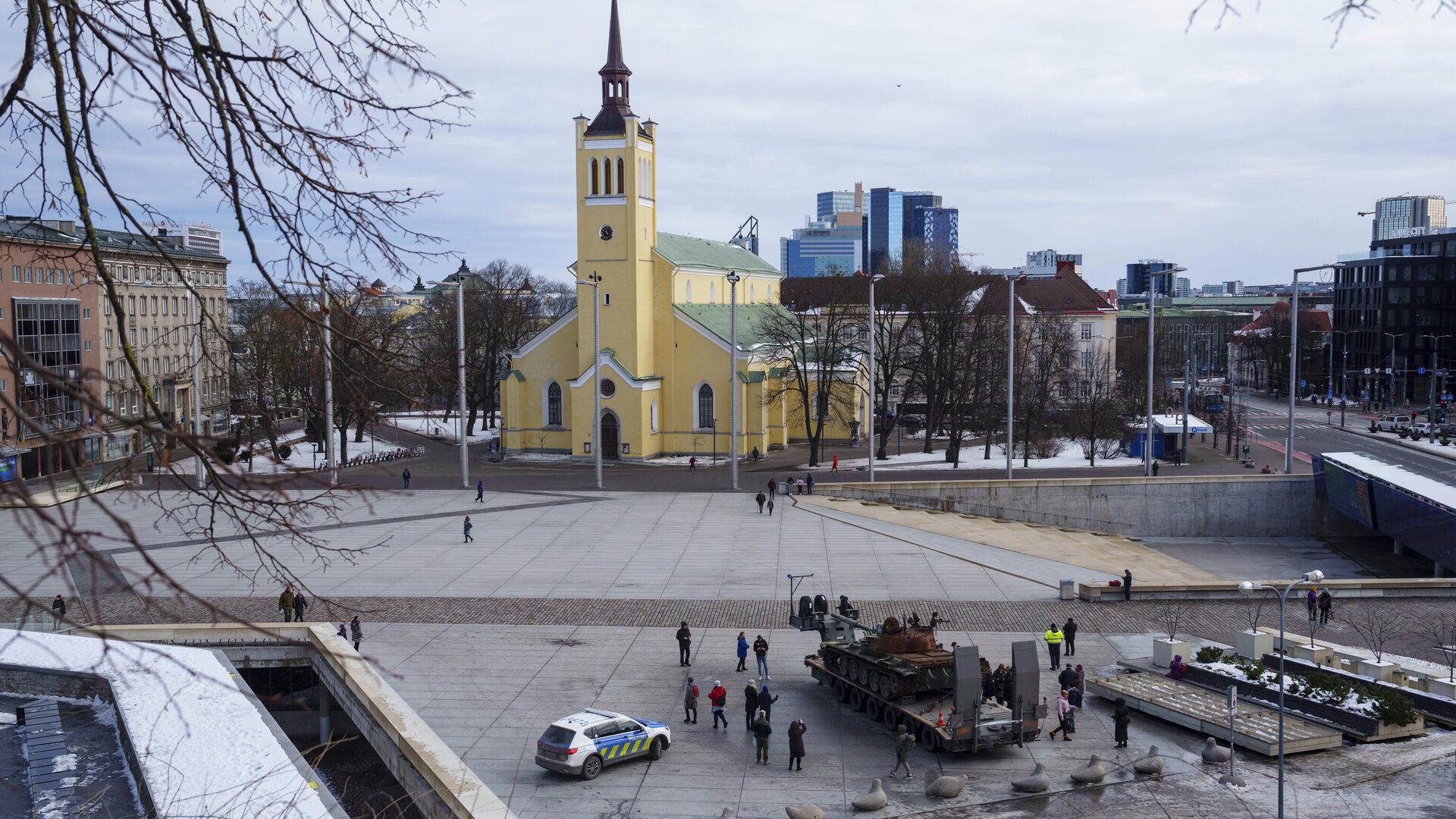 Подбитый танк Т-72, установленный на площади Свободы в центре Таллина, Эстония - РИА Новости, 1920, 02.03.2023