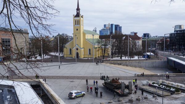 Подбитый танк Т-72, установленный на площади Свободы в центре Таллина, Эстония