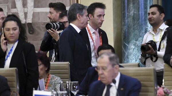 Госсекретарь США Энтони Блинкен и министр иностранных дел России Сергей Лавров во время встречи министров иностранных дел стран G20 в Дели