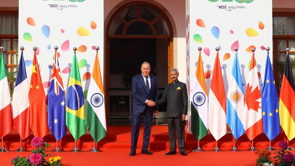 Министр иностранных дел России Сергей Лавров и министр иностранных дел Индии Субраманьям Джайшанкар на церемонии приветствия участников совещания глав МИД G20 в Нью-Дели