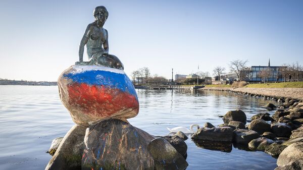 Статуя Русалочки в Копенгагене с окрашенным в цвета российского флага основанием