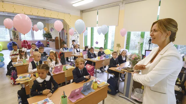 Учитель и первоклассники в классе